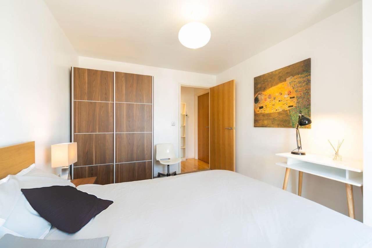 Room With Private Bathroom In A Modern Two Bedroom Two Bathroom Flat London Exterior foto