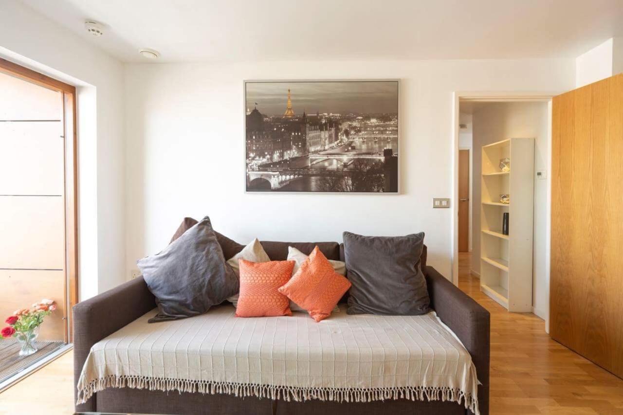 Room With Private Bathroom In A Modern Two Bedroom Two Bathroom Flat London Exterior foto